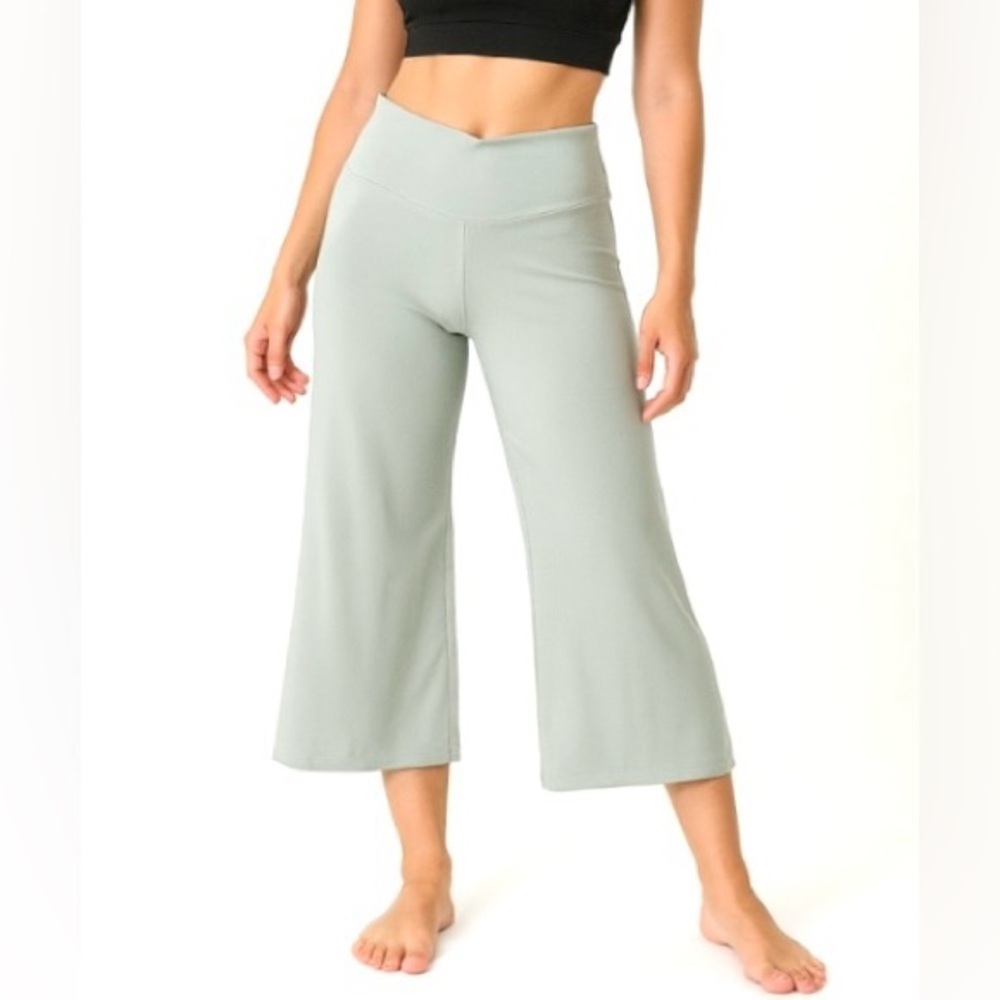 Move Theology Sculpted light green Cropped Wide leg ribbed Leggings XS